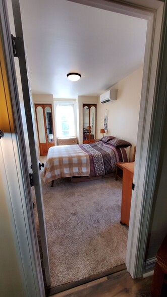 Bedroom - Apprx 8ftx14 without counting inset between two closets - 11 Riverside Avenue