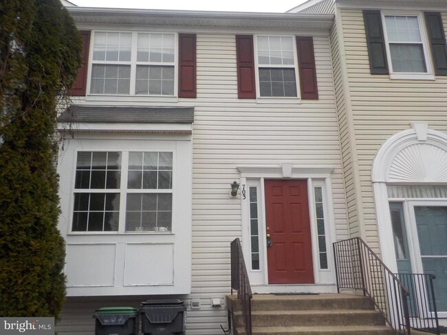 Building Photo - 703 Kings Crest Dr