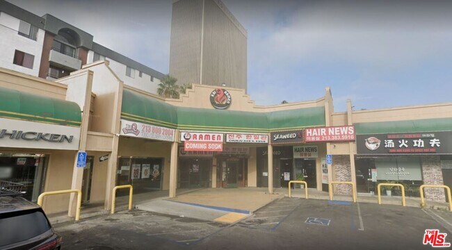 Building Photo - 517 S Kenmore Ave