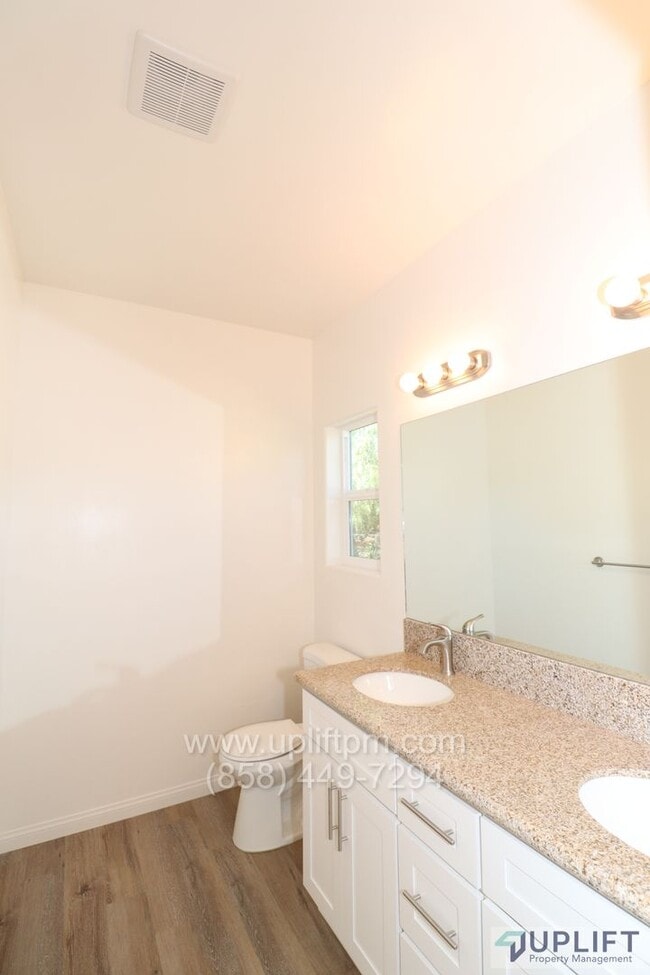 Building Photo - 3 Bed, 2 Bath House, 1200 SqFt.  RECENT BUILD