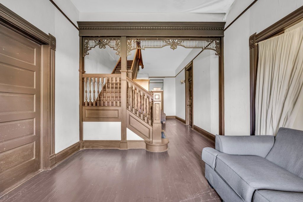 Building Photo - 622 4th St S