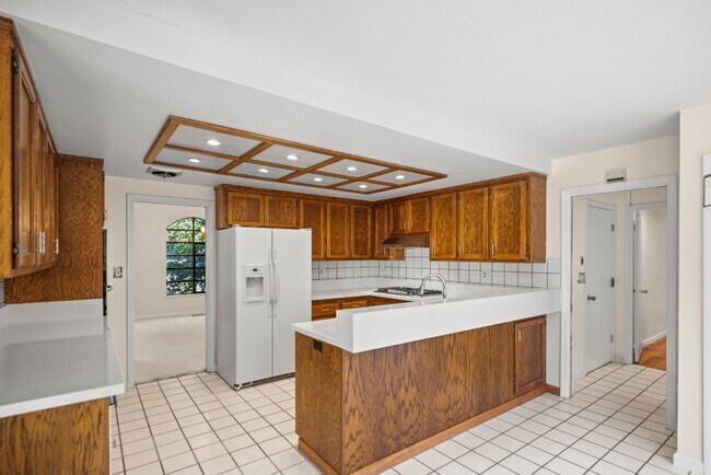 Building Photo - Beautiful big house with great school district. Gustavo Lopez AMSI