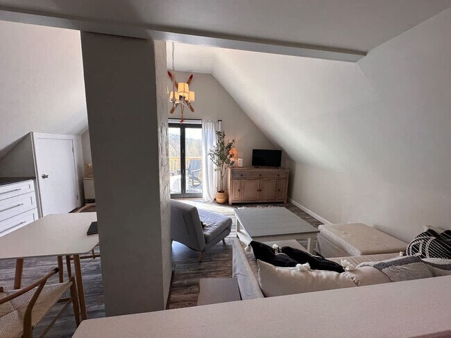 Building Photo - 18 Alpine Ct