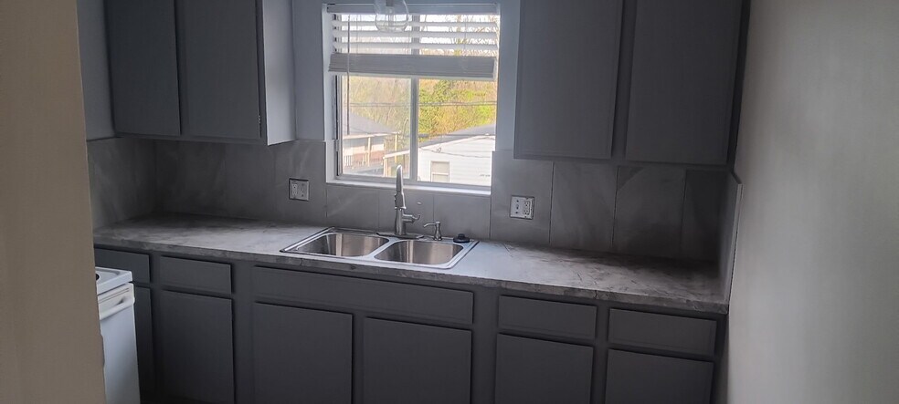 Building Photo - 246 Cluster Ave