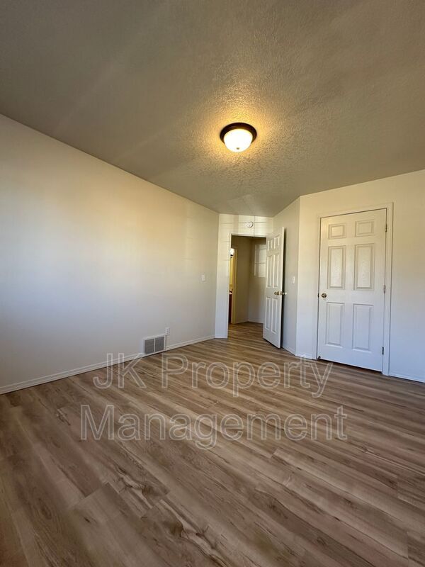 Building Photo - 608 Swan Ct