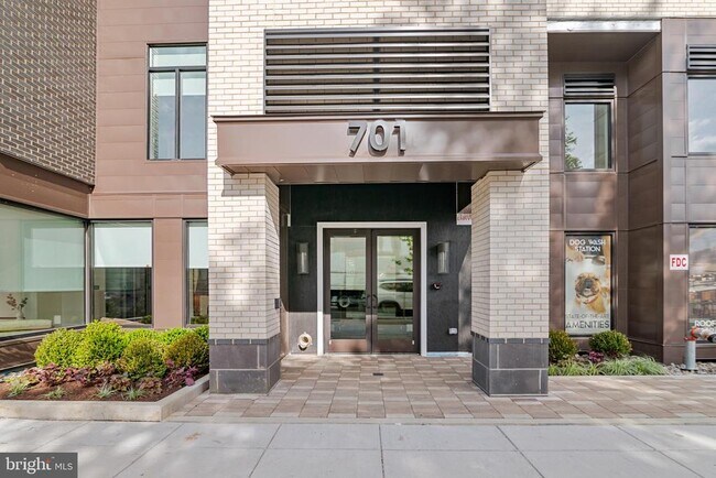 Building Photo - 701 N Henry St