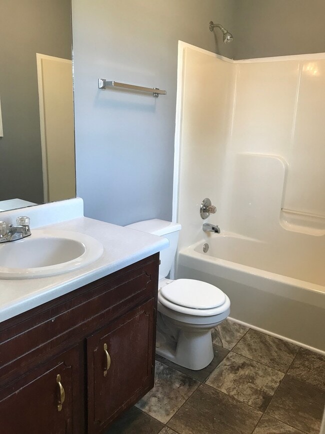 Building Photo - 3 Bedroom Pet Friendly Home For Rent!