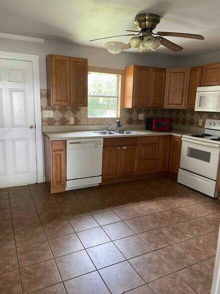 Building Photo - 2447 Burns St