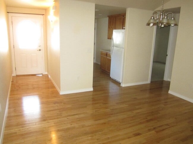 Building Photo - Charming Duplex for Rent