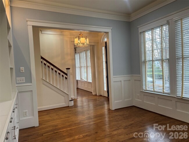 Building Photo - 711 E 9th St