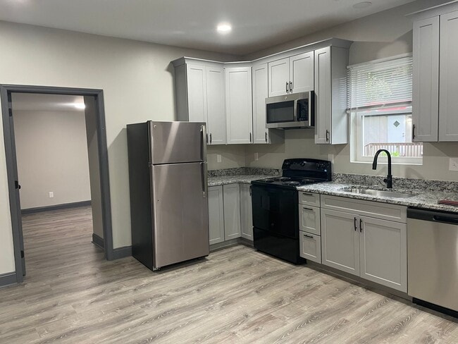 Building Photo - Newly Fully Renovated 3 bedroom 2 bath hom...