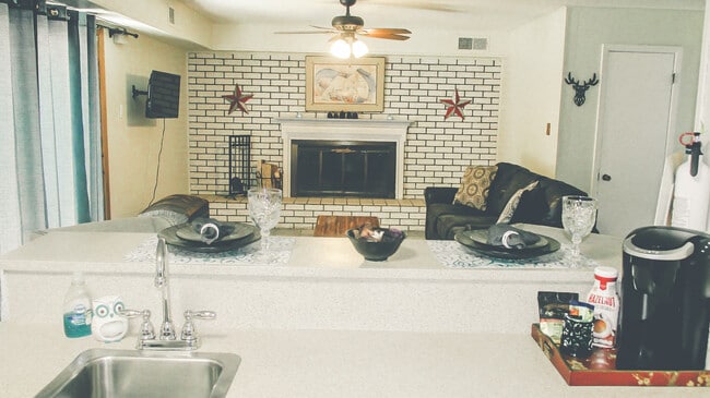 Building Photo - 8301 Comanche Ct NE