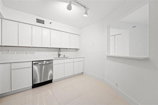 Building Photo - 3500 Mystic Pointe Dr