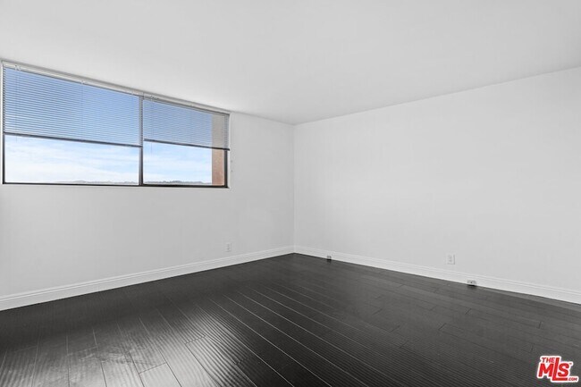 Building Photo - 100 S Doheny Dr