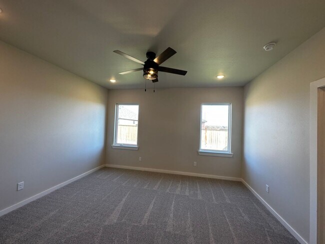 Building Photo - Stunning 3 bedroom Wolfforth - Pre lease f...