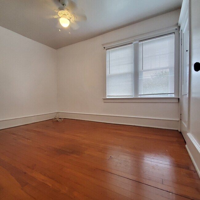 Building Photo - 100 Mary St