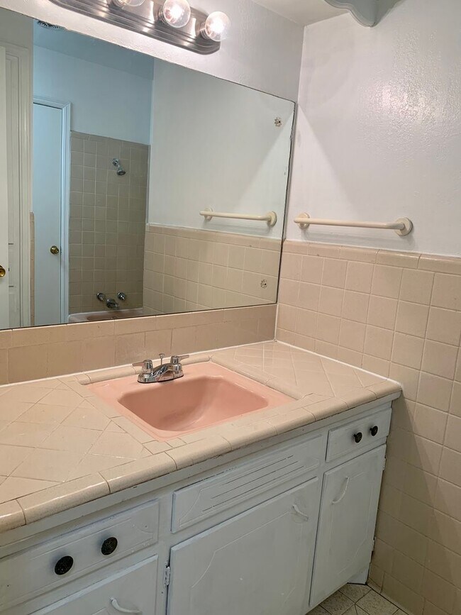 Building Photo - 3 Bed, 2 Bath Home in the Village!