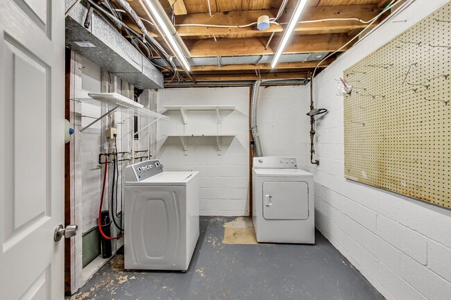 Building Photo - COMING SOON - Updated 3+2.5 End Unit w/ 2 PARKING SPACES