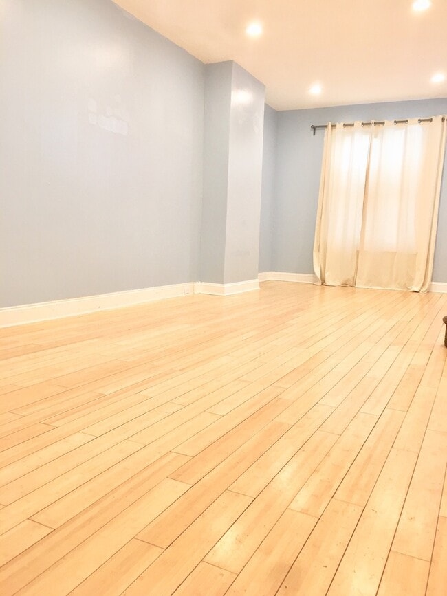 Building Photo - Beautiful 3-Bed/1-Bath Townhouse in Girard Estates/East Passyunk! Available Mid-August!