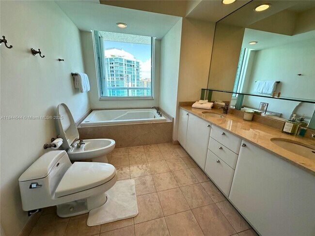 Building Photo - 16500 Collins Ave