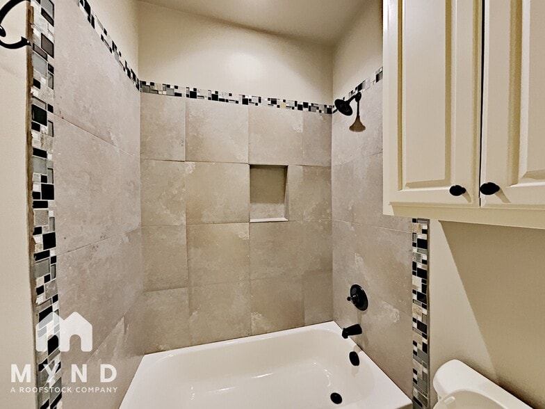 Building Photo - 10 Center Ct