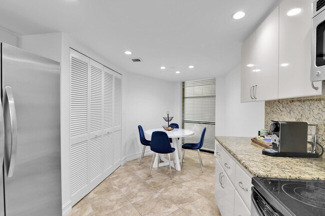 Building Photo - 1167 Hillsboro Mile