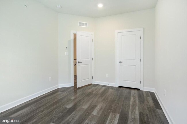 Building Photo - 6725 24th Ct N