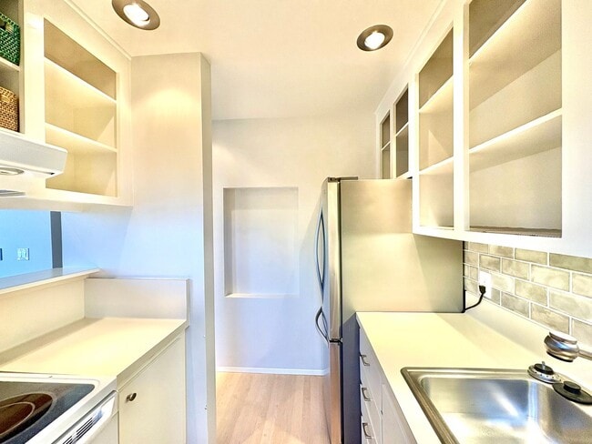 Building Photo - Vacation living every day. 2Bed/2Bath