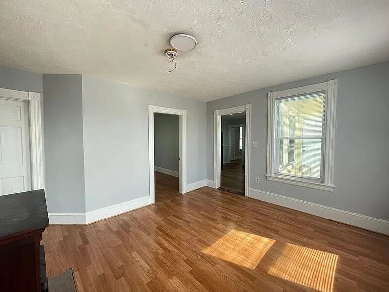 Building Photo - 231 Laurel, 3