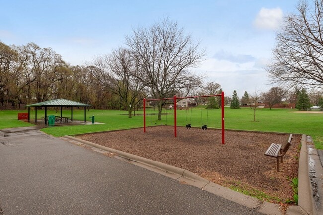 Building Photo - Spacious 2 Bedroom Garden