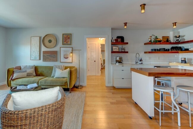 Building Photo - 2057 Middle St