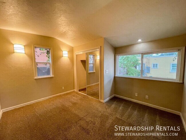 Building Photo - 2024 Emerald St