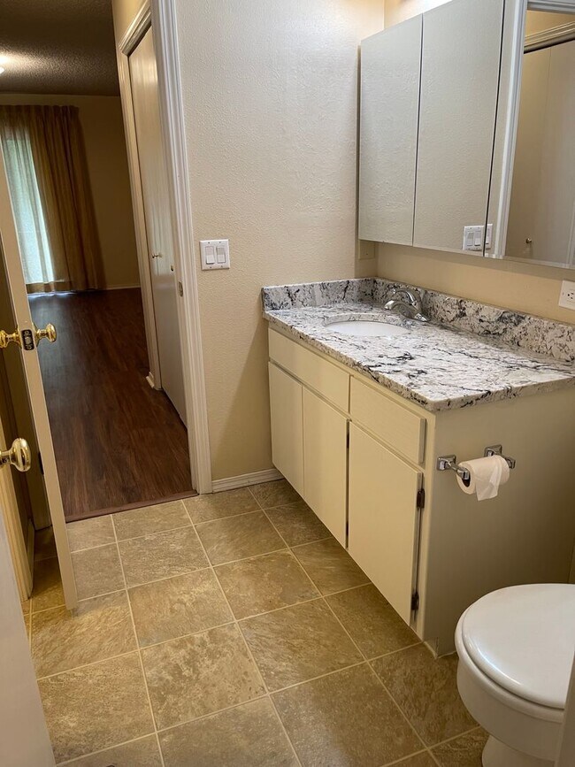 Building Photo - 2 Bedroom, 1.5 bathroom townhome located in a quiet neighborhood. Amenities can be transferred!  ...