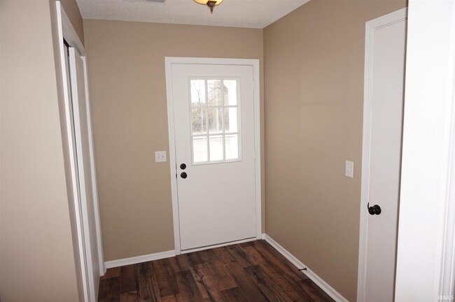 Building Photo - 7231 Elmbrook Dr