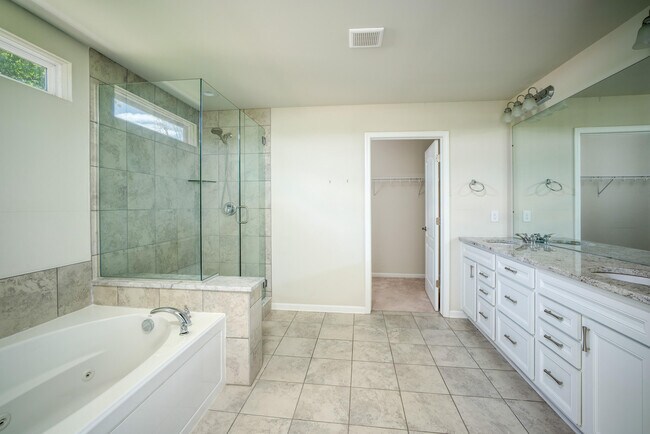 Building Photo - 2825 Dillon Dr