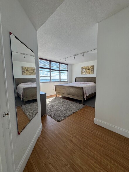 Building Photo - 801 Brickell Bay Dr