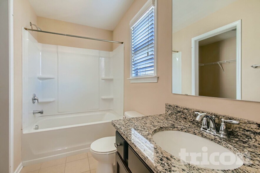 Building Photo - 2102 Eddie Massey Ln