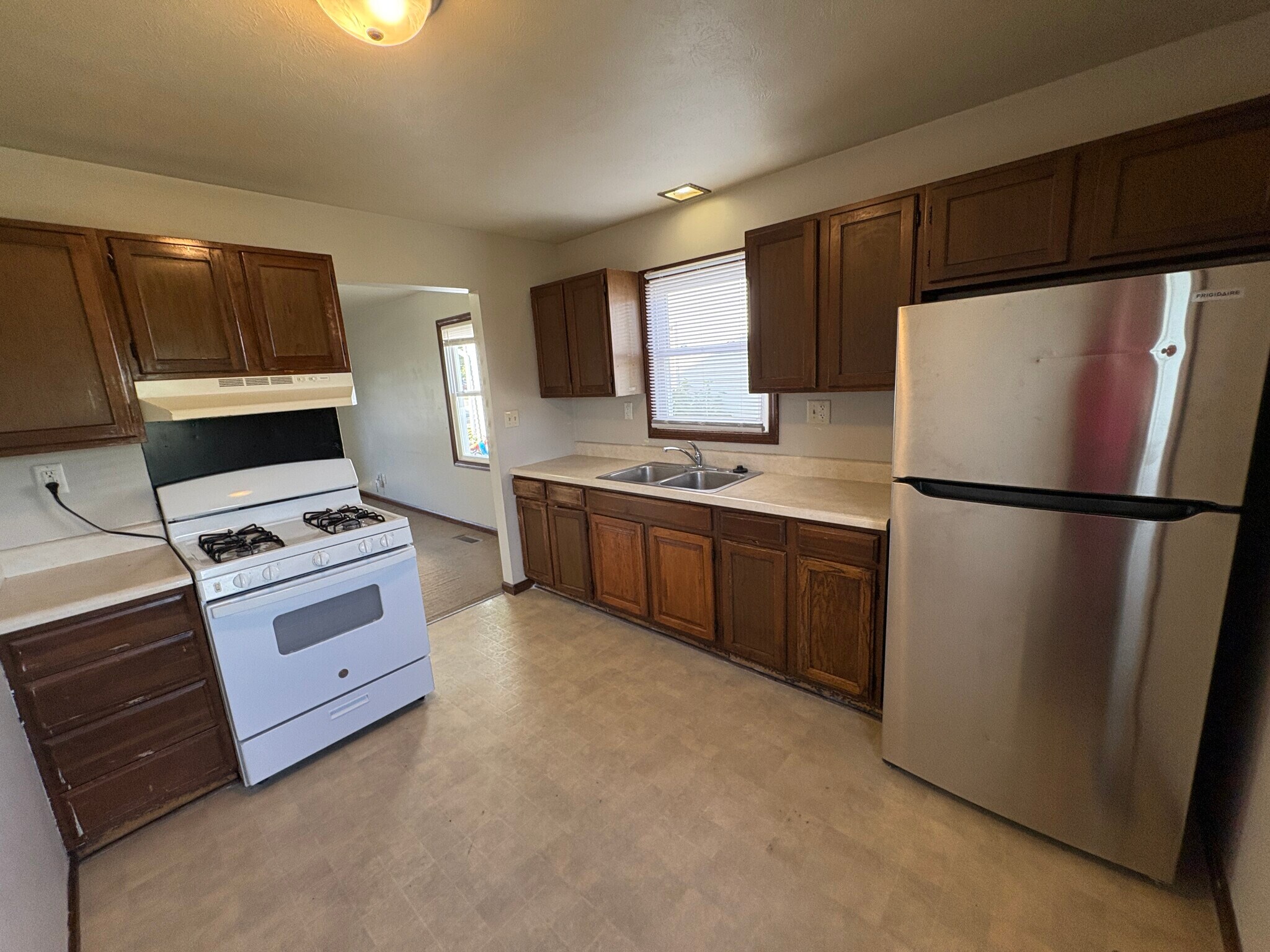 Building Photo - 418 S Silverwood Ln