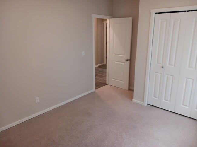 Building Photo - $500 OFF 1st months rent! Beautiful 2-Bedroom Home located in Redmond Oregon.