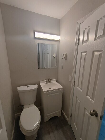 Building Photo - 1202 E Walford Dr