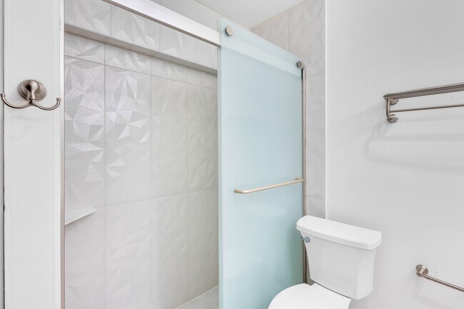 Building Photo - 5445 N Sheridan Rd