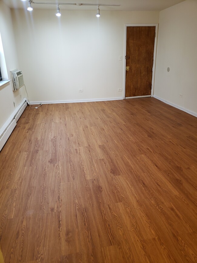 Building Photo - 6006 N Kenmore Ave