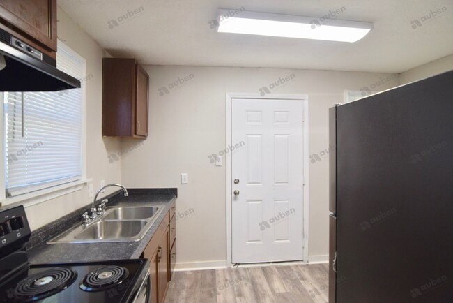 Building Photo - $875 -JUST REDUCED - Charming 2-Bedroom Ho...