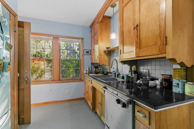 Building Photo - 201 Melbourne Ave SE