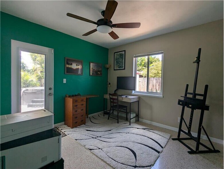 Building Photo - 609 NE 14th Pl