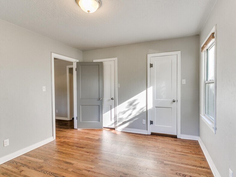 Building Photo - 703 Dakota St