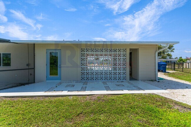 Building Photo - 411 Pine Tree Terrace