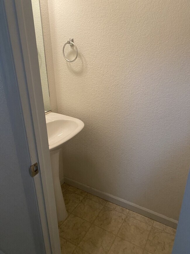 Building Photo - AVAILABLE SEPTEMBER! Charming Townhome in ...