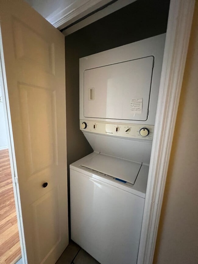 Building Photo - 2 bedroom/2.5 bath Condo Kingsport, TN