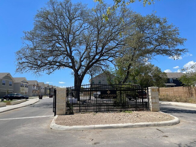 Building Photo - MOVE FAST—GATED TOWNHOME NEAR LACKLAND AFB WITH A PRIVATE YARD!